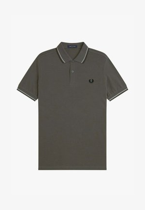 Polo verde oliva a maniche corte con due bottoni, colletto e polsini a righe e un piccolo logo a corona d'alloro nera sul petto sinistro.