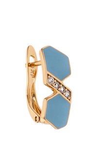 Aranyszínű fülbevaló, amely két geometriai szegmensből áll világoskék zománccal, és öt apró átlátszó kristályt tartalmaz, amelyek átlós vonalban helyezkednek el.