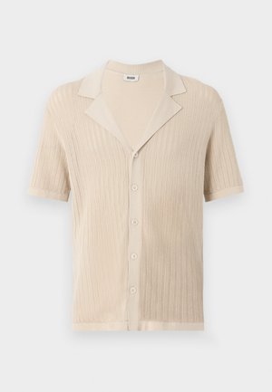 Beige gebreid shirt met korte mouwen en een kraag, subtiele geribbelde textuur en vijf knopen aan de voorkant.