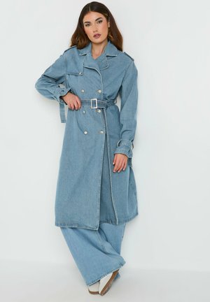 Lange denim trenchcoat met een ceintuur in de taille, dubbele knopen en wijde mouwen. Lichtblauwe kleur met een gladde textuur.