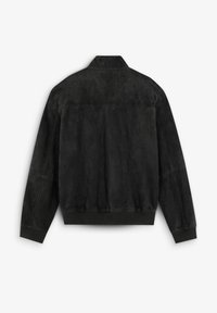 Czarna zamszowa kurtka bombowca z długimi rękawami, ściągaczami przy mankietach i w pasie, pokazana od tyłu na białym tle.