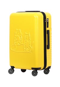 Gelber Hartschalenkoffer mit eingeprägtem Katzenmuster, Reißverschlussverschluss und vier schwarzen Rädern für Mobilität. Strukturierte Oberfläche und seitlicher Griff.