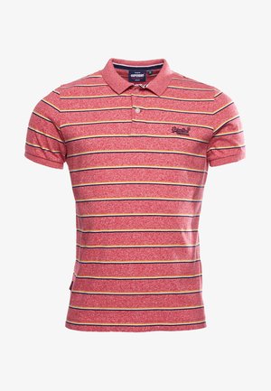 T-shirt polo rouge avec des rayures horizontales jaunes et bleu marine. Elle présente un col classique, des manches courtes et un petit logo brodé sur la poitrine.