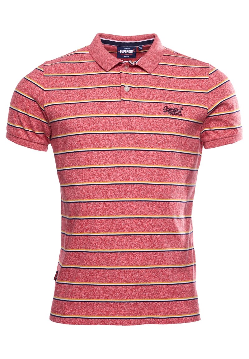 T-shirt polo rouge avec des rayures horizontales jaunes et bleu marine. Elle présente un col classique, des manches courtes et un petit logo brodé sur la poitrine.