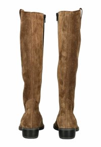 Stivali knee-high in suede marrone con tacco a blocco, caratterizzati da una texture liscia e chiusura con zip sul retro. I dettagli includono cuciture diagonali.