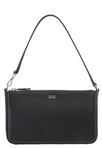 Sort læder clutch med en tekstureret overflade, en lynlåslukning på toppen og en aftagelig skulderrem. Sølvhardware fremhæver designet.