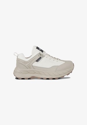 Leichter beiger Schuh für den Außenbereich mit einem Obermaterial aus Mesh, Gummisohle, verstärktem Zehenbereich und runden Schnürsenkeln. Verfügt über eine strukturierte Oberfläche und ein unterstützendes Design.