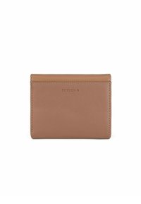 Hnědá kožená peněženka s jednoduchým designem, která má hladkou texturu, obdélníkový tvar a ražené logo na přední straně.