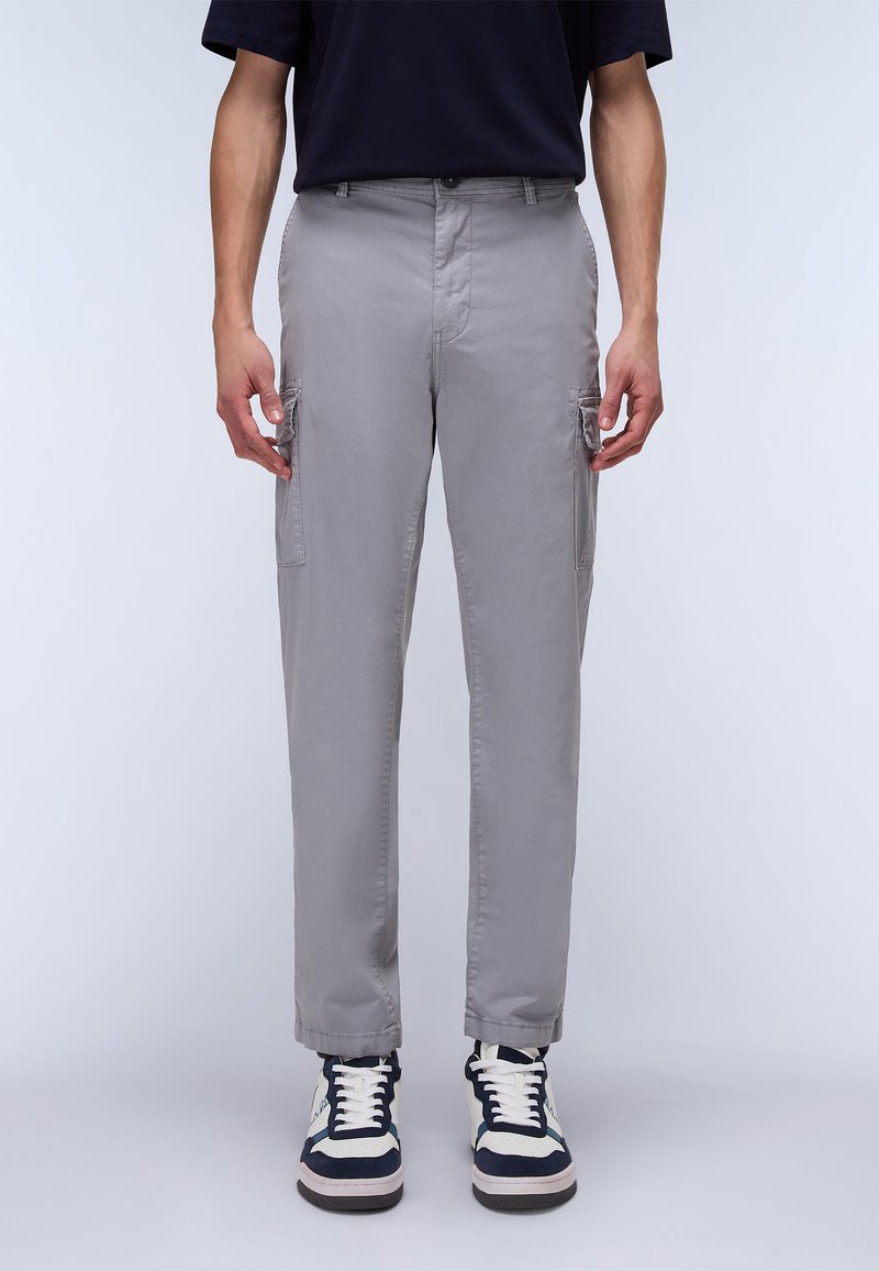 Hellgraue Cargo-Hosen mit Seitentaschen, geradem Bein-Design und glatter Textur. Kombiniert mit schwarz-weißen Sneakers.