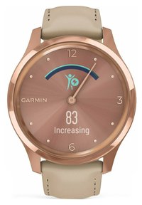 Smartwatch Garmin color oro rosa con cinturino in pelle beige, che mostra il punteggio di energia fitness 83 e stato "In aumento" su un quadrante marrone.