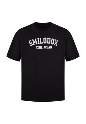 Sort bomulds T-shirt med rund hals, korte ærmer og hvid "SMILODOX ATHL. WEAR" tekst i en buet design på fronten.