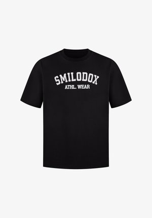Zwarte katoenen t-shirt met ronde hals, korte mouwen en witte tekst "SMILODOX ATHL. WEAR" in een boogontwerp op de voorkant.