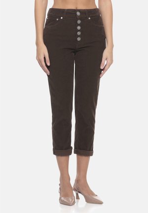 Pantaloni cropped in corda marrone con vita alta, davanti a cinque bottoni e orli arrotolati. Texture liscia con una leggera lucentezza.
