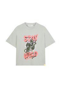 T-shirt grigio a maniche corte con grafica di un cactus in stile cartone animato, testo nero e rosa "STAY WILD" e etichetta gialla in evidenza. Materiale in cotone morbido.