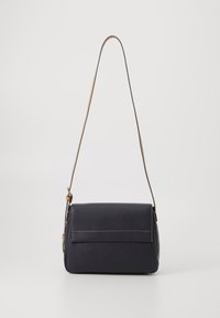 Borsa a tracolla in pelle blu navy con una forma strutturata, chiusura a pattina piatta e una lunga tracolla regolabile con dettagli in oro.