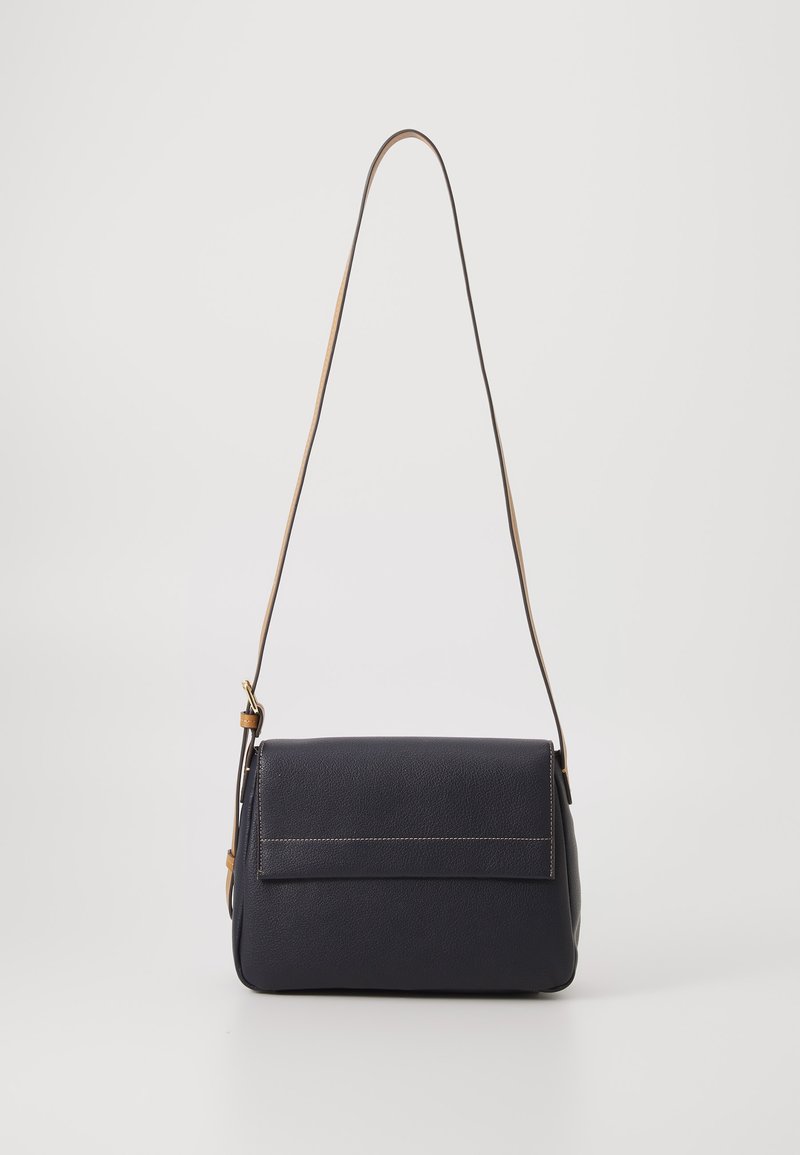 Borsa a tracolla in pelle blu navy con una forma strutturata, chiusura a pattina piatta e una lunga tracolla regolabile con dettagli in oro.