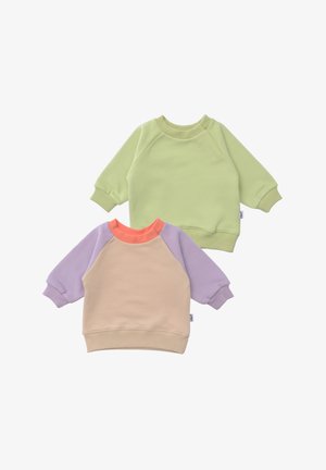 Zwei Sweatshirts: das eine hellgrün mit Rippbündchen und -kragen; das andere in Beige, Lila und Koralle mit Raglanärmeln und Rippabschluss.