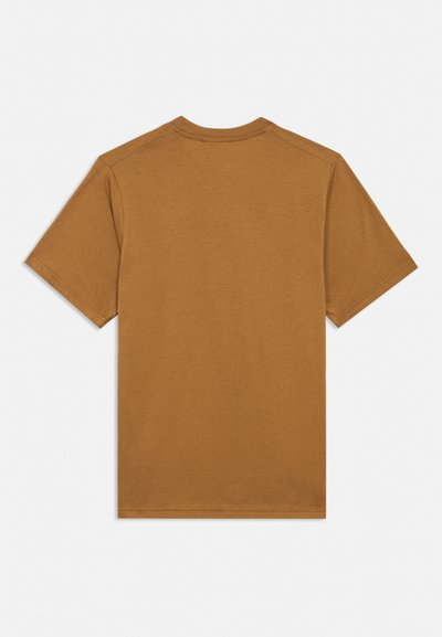 Απλό καφέ κοντομάνικο T-shirt τοποθετημένο επίπεδα, που δείχνει την πίσω πλευρά με στρογγυλή λαιμόκοψη και απλές ραφές.