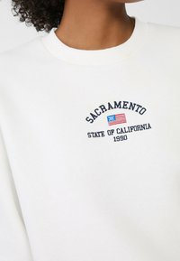 Stradivarius Mikina - white