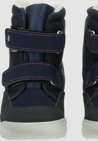 Zapatillas altas de color azul marino con dos tiras de velcro negras, suelas de goma, forro suave y costuras en contraste de color rosa. Material superior texturizado.
