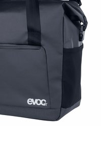 Borsa impermeabile grigia con design strutturato, valorizzata da una tasca in rete e un logo stampato. Dotata di manici robusti e chiusure sicure.