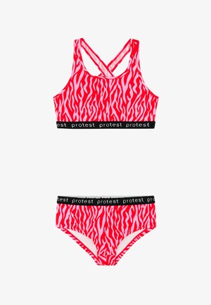 Mergaičių dviejų dalių maudymosi kostiumėlis su raudonos ir rožinės spalvų zebros raštu, juodos elastinės juostos su baltu užrašu „protest“ ir susikertančiomis petnešėlėmis viršutinėje dalyje.