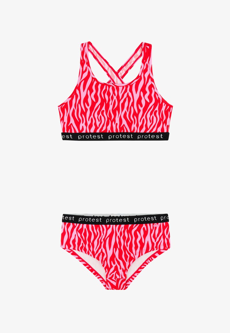 Mergaičių dviejų dalių maudymosi kostiumėlis su raudonos ir rožinės spalvų zebros raštu, juodos elastinės juostos su baltu užrašu „protest“ ir susikertančiomis petnešėlėmis viršutinėje dalyje.