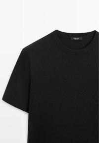 Sort T-shirt med korte ærmer, rund hals, slank pasform og synligt Massimo Dutti-mærke indeni kraven.