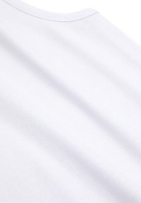Biały prążkowany materiał z poziomymi paskami, z okrągłym dekoltem i gładką fakturą, podkreśla czysty i prosty design.
