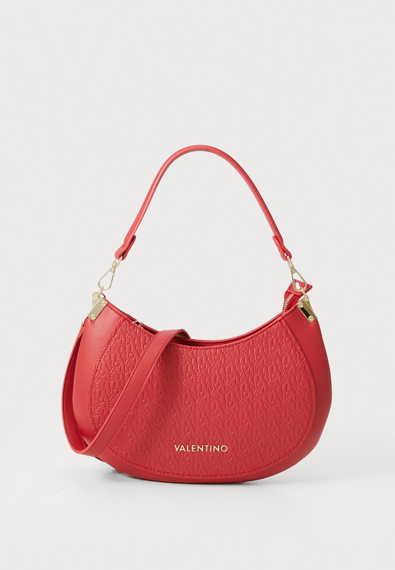 Punane käekott, millel on reljeefne logo muster, sile tekstuur, kuldse tooni detailid ja eemaldatav õlavarre rihm.