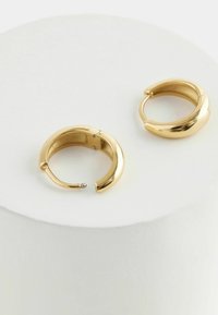 Guld hoops øreringe med et glat, buet design. Øreringene har en sikker låsemekanisme og en poleret overflade.
