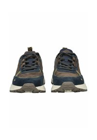 Sportovní tenisky s kombinací tmavě modré, hnědé a olivově zelené semišové a síťované textilie. Silné gumové podrážky s texturovaným gripem a zpevněnými špičkami.