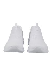 Baskets blanches à enfiler avec une tige texturée, présentant un design sans couture, un bout arrondi et un talon rembourré pour le confort.