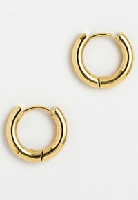 Orecchini a cerchio in oro con finitura lucida, caratterizzati da un design circolare e un'apertura per una chiusura facile. Superficie liscia, senza decorazioni.