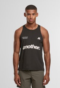 Top senza maniche nero caratterizzato da una texture liscia, scollatura rotonda e testo grafico bianco con la dicitura "another". Elementi distintivi includono un piccolo logo a sinistra.
