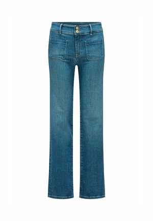 Jeans de mezclilla azul con bolsillos delanteros de parche, cierre de doble botón y corte recto.