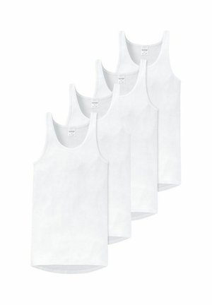 Vier weiße ärmellose Unterhemden, diagonal gestapelt, jedes mit rundem Halsausschnitt und sichtbarem Markenetikett im Kragen.