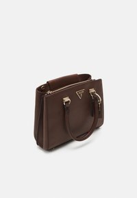Guess NOELLE GIRLFRIEND SATCHEL - Handväska - brown