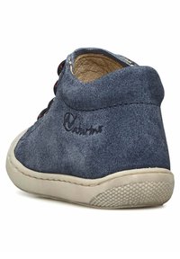 Stivale alla caviglia in camoscio blu con una texture morbida, suola in gomma bianca e lacci neri a contrasto. Logo impresso di lato.