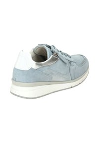 Helle blaue Wildleder-Sneaker mit weißen und silbernen Akzenten, runder Zehenform, Schnürdesign und texturiertem Sohlenprofil für besseren Halt. Seitenteildetails sind sichtbar.