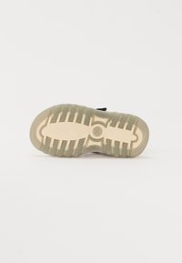 Thumbnail Image 5
