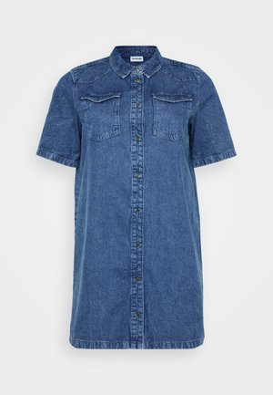 Denim shirt dress in dark blue, featuring short sleeves, two chest pockets, a button-down front, and a straight cut.