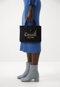 Coach - CARGO TOTE - Handbag - black Thumbnail Image 1