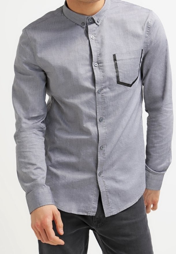 Camisa gris claro de algodón mezclado, con un bolsillo en el pecho con ribete negro, mangas largas y diseño de cuello clásico.