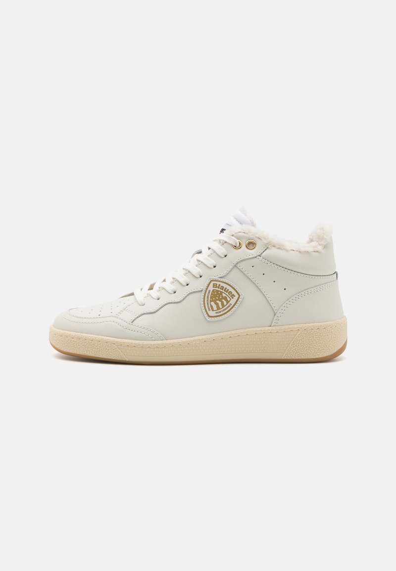 Zapatilla alta blanca de cuero con suela texturizada beige, forro de piel en el tobillo y un parche de logo dorado en el lateral.