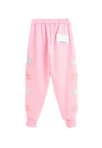 Joggers de algodón rosa con cintura elástica, que presentan bordados coloridos de plumas estilizadas en los laterales y una pequeña etiqueta blanca en la parte posterior.