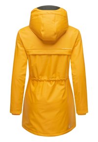 Wasserfeste gelbe Regenjacke mit einem Kordelzug in der Taille, einer Kapuze und einem reflektierenden Akzent auf dem Rücken. Glatte, glänzende Textur.