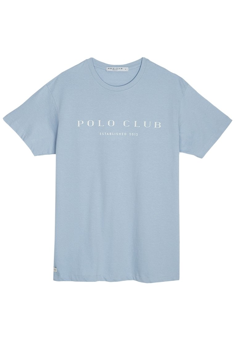 Světle modré bavlněné tričko s kulatým výstřihem. Na přední straně je bílý potisk s textem "POLO CLUB" a "ESTABLISHED 2012".