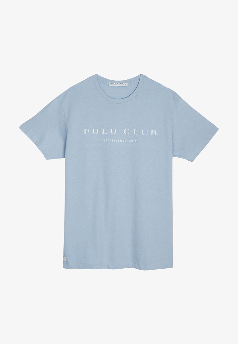 Světle modré bavlněné tričko s kulatým výstřihem. Na přední straně je bílý potisk s textem "POLO CLUB" a "ESTABLISHED 2012".