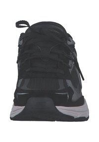 Svart och grå sneaker med svarta snören, mesh och syntetiskt överdrag, samt en tjock vit och svart sula sedd framifrån.